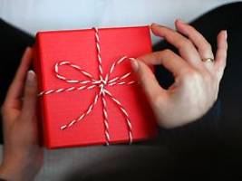 Kleidung, Reisen, Essen: Der Trend geht zum Ich-Geschenk