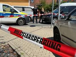 Mann selbst schwer verletzt: 80-Jähriger nach Fund zweier Leichen in Ortrand unter Verdacht
