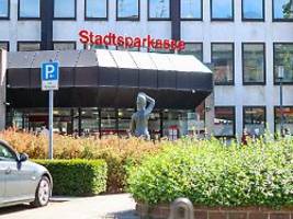 vorfall in mönchengladbach: einbrecher räumen 29 schließfächer in geöffneter sparkasse leer