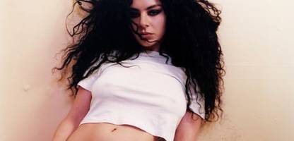 charli xcx kommt in national portrait gallery in london