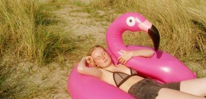 schlaf-medizin: braucht man im sommer wirklich weniger schlaf?