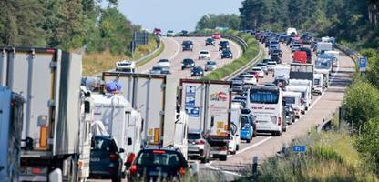 stau: adac und ace erwarten schlimmstes wochenende zu ferienbeginn in baden-württemberg und bayern