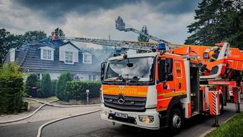 Großbrand in Volksdorf: Dachstuhl von Einfamilienhaus steht in Flammen