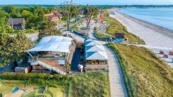 Meerblick, Drinks, Musik: Dieser Beachclub macht Scharbeutz zur Party-Location