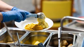 nichts für feinschmecker? in pflegeheimen wächst die kritik an der verpflegung