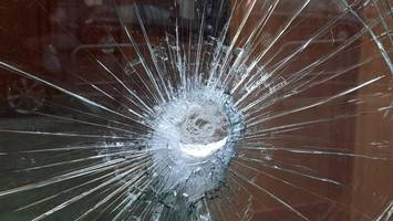 Randale in Barmstedt: Jugendliche schmeißen Fenster ein und kippen Mülltonne um