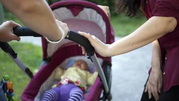 Stiftung Warentest warnt: Verbotene Weichmacher in beliebten Kinderwagen entdeckt