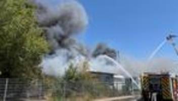 Großbrand: Industriehalle mit Spraydosen in Flammen - drei Verletzte
