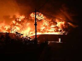 Ferienort wird evakuiert: Waldbrand auf Kreta außer Kontrolle - zwei Feuerwehrleute tot