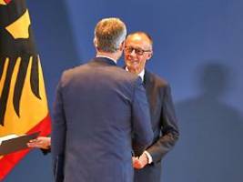 ich melde mich ab: schnieder reicht merz zum abschied die hand
