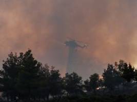 Waldbrand auf Paros: Griechische Insel steht in Flammen - Menschen flüchten an den Strand