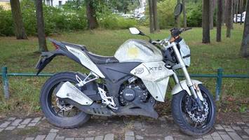 warum dieses schrottmotorrad in köpenick die behörden beschäftigt
