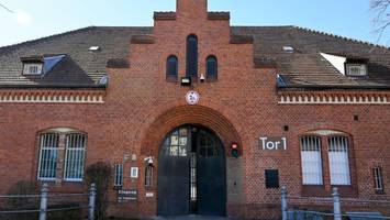 Affäre in der JVA Tegel: Ex-Psychologin und Häftling angeklagt
