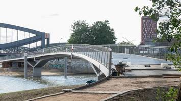 hamburgs xxl-fußgängerbrücke steht – und kann trotzdem nicht genutzt werden