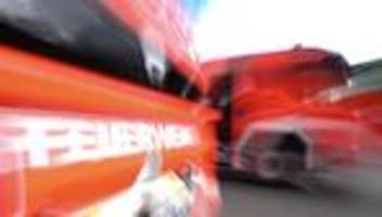 Feuer nahe Autobahn: Reisig und Anhänger brennen – A6 stundenlang gesperrt