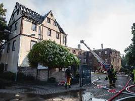 erhebliche schäden: historisches schloss wallhausen steht seit stunden in flammen
