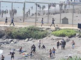 notstand in ceuta: etliche migranten angekommen: spanische exklave ruft nach militär