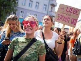 Rave the Planet findet statt: Berliner Technoparade Zug der Liebe nach CSD-Anschlag abgesagt