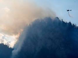 Starke Rauchentwicklung: Bergwald im Gipfelbereich der Chiemgauer Alpen in Brand