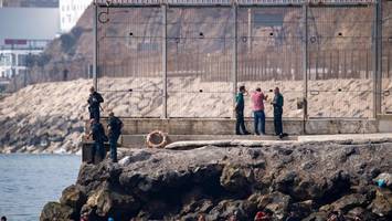 Menschen stürmen spanische Exklave Ceuta – Rufe nach der Armee werden laut