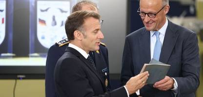 Friedrich Merz: Kanzler liest diesen Sommer die KI-Enzyklopädie von Papst Leo und »Das Narrenschiff« von Christoph Hein