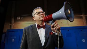 elton im musical? als schulleiter reist er in hamburg „zurück in die zukunft“