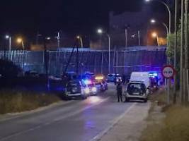 Parallel zum Ansturm auf Ceuta: Hunderte Migranten drängen auch in spanische Exklave Melilla