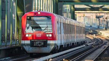 S-Bahn Hamburg ersetzt Sprecherin durch KI: Nächster Halt „Landungsbrocken“